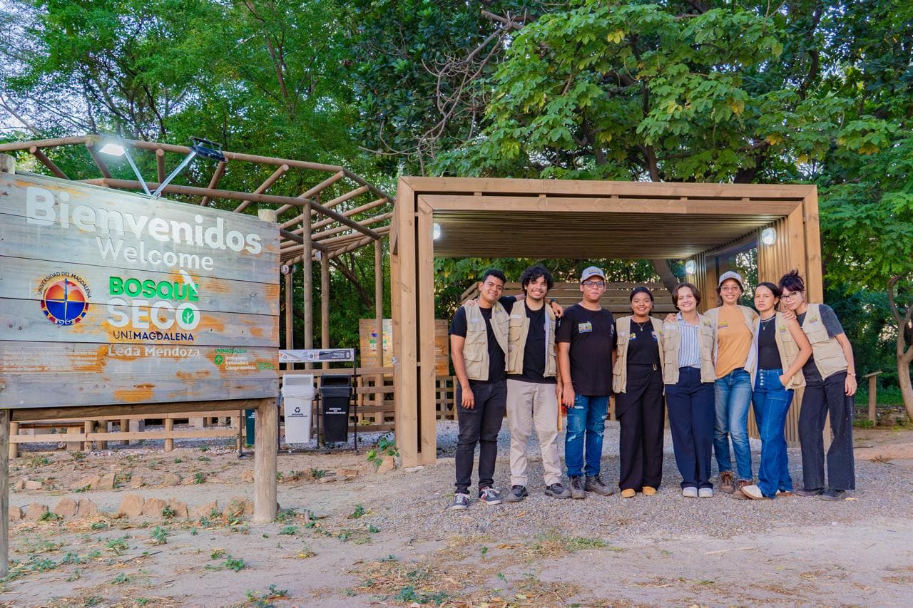 El equipo del Bosque Seco Leda Mendoza en la entrada del Aula Viva, junto al letrero de bienvenida
