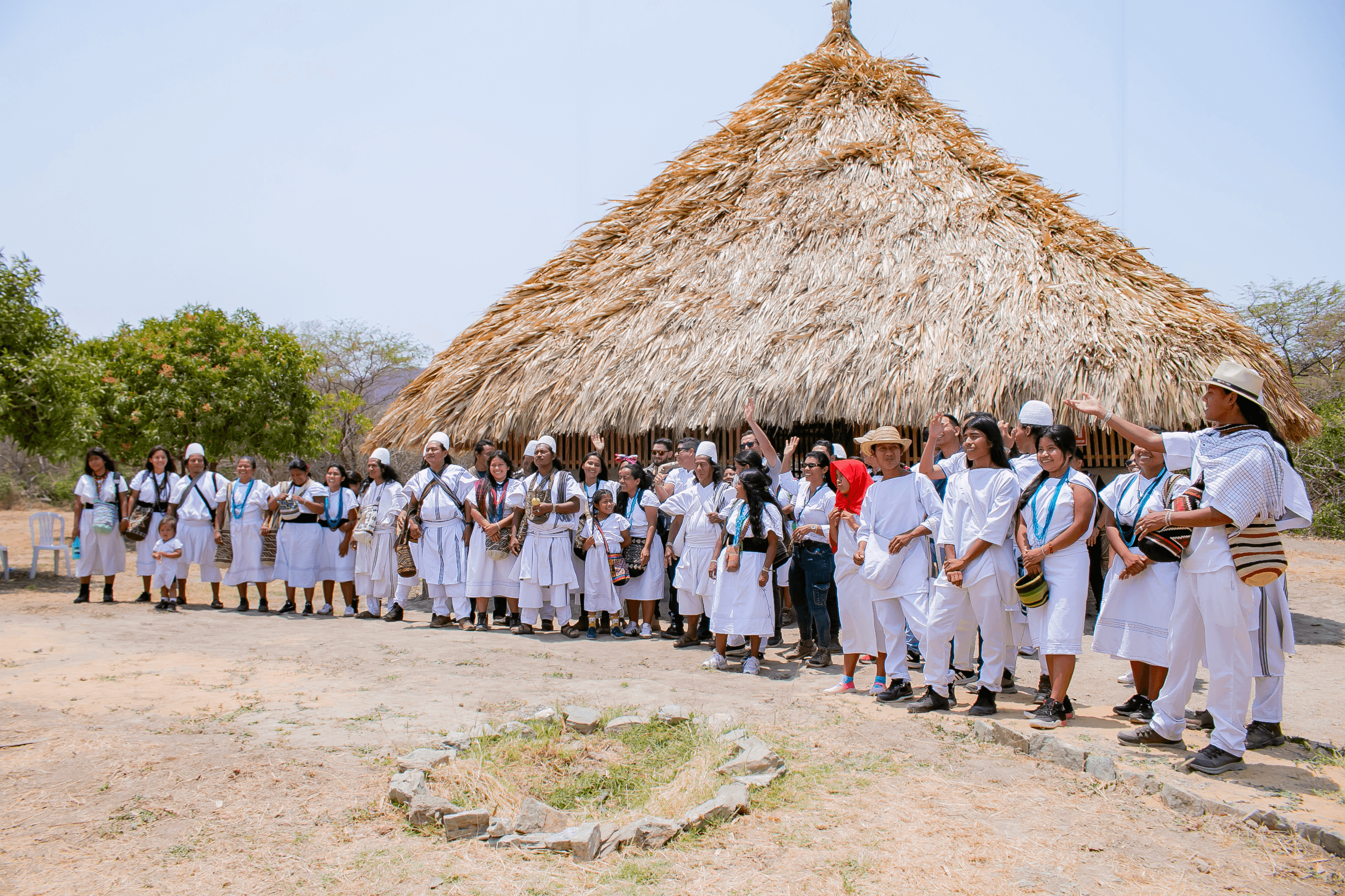 Integrantes de los pueblos indígenas de la Sierra Nevada reunidos frente a la Kankʉrwa